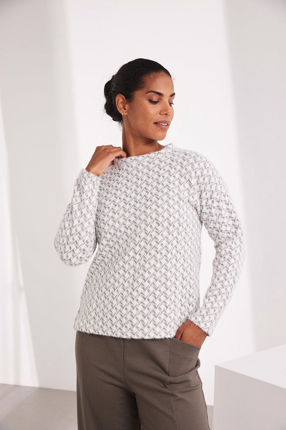 Kartner Houndstooth Textured Knit