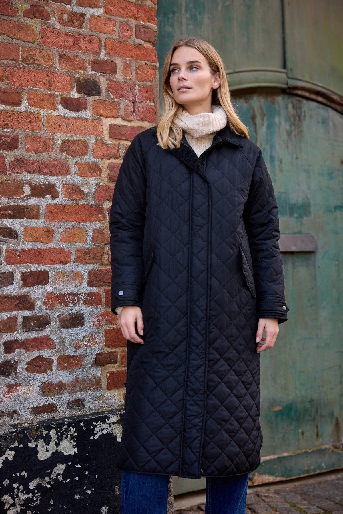 Outlet AW25