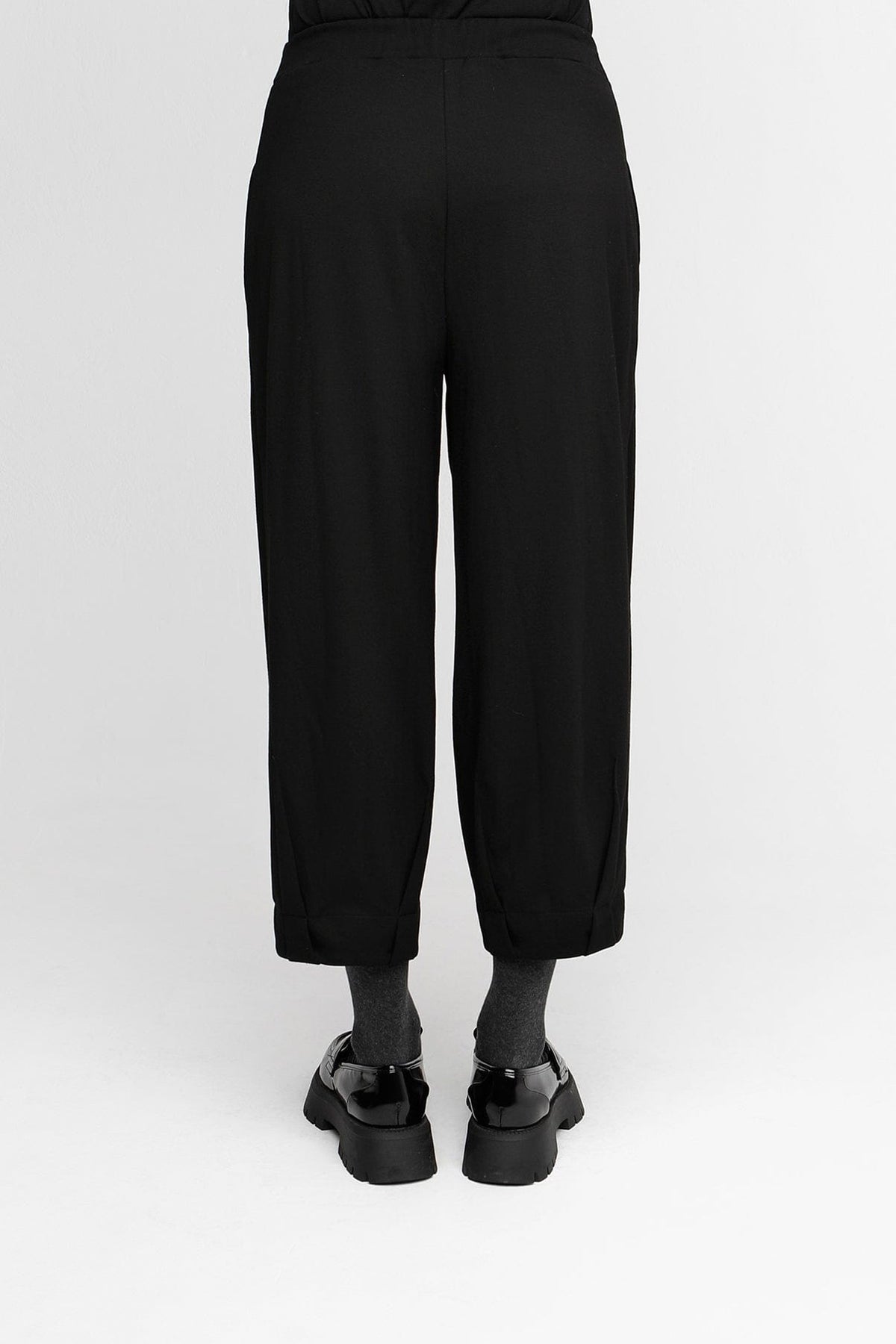 OZAI N KU Basic Pintuck Barrel Trouser