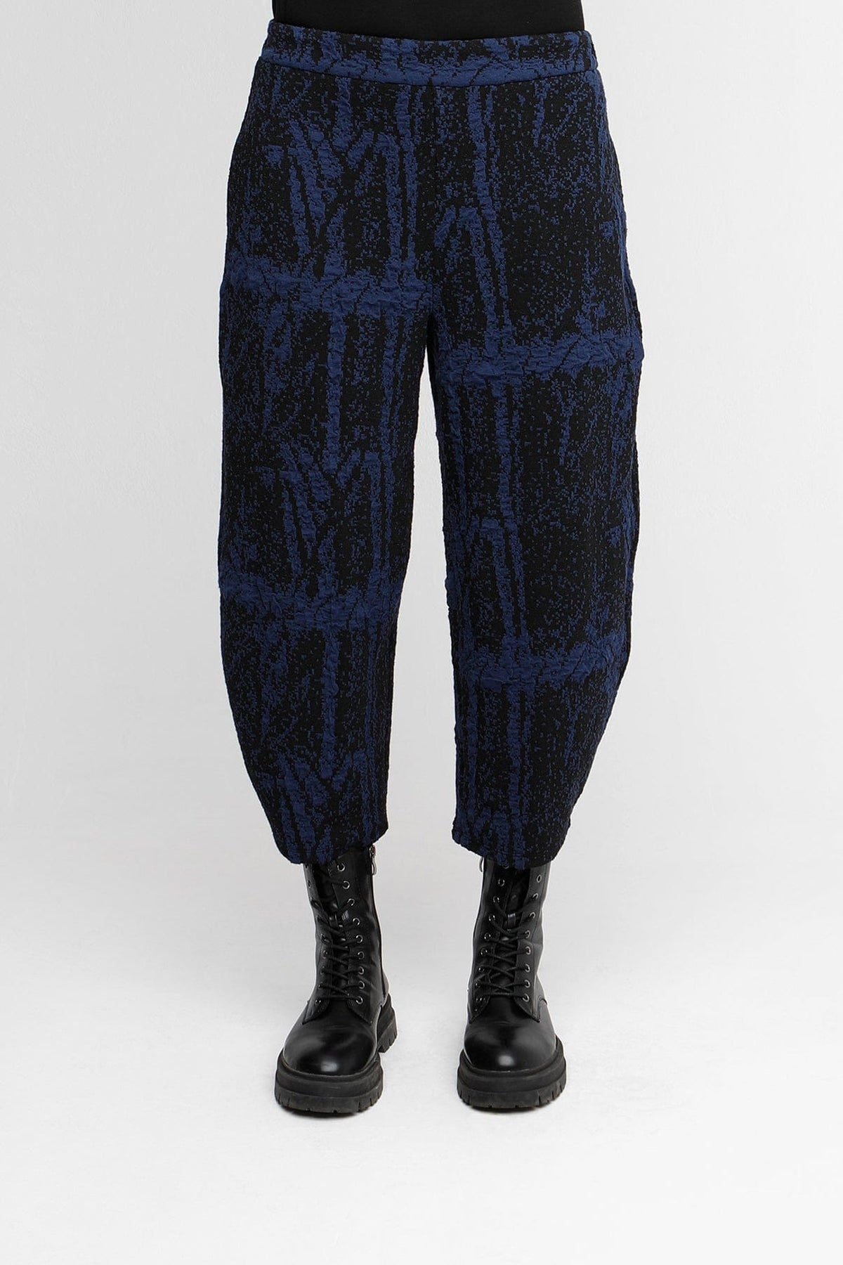 OZAI N KU Textured Trouser