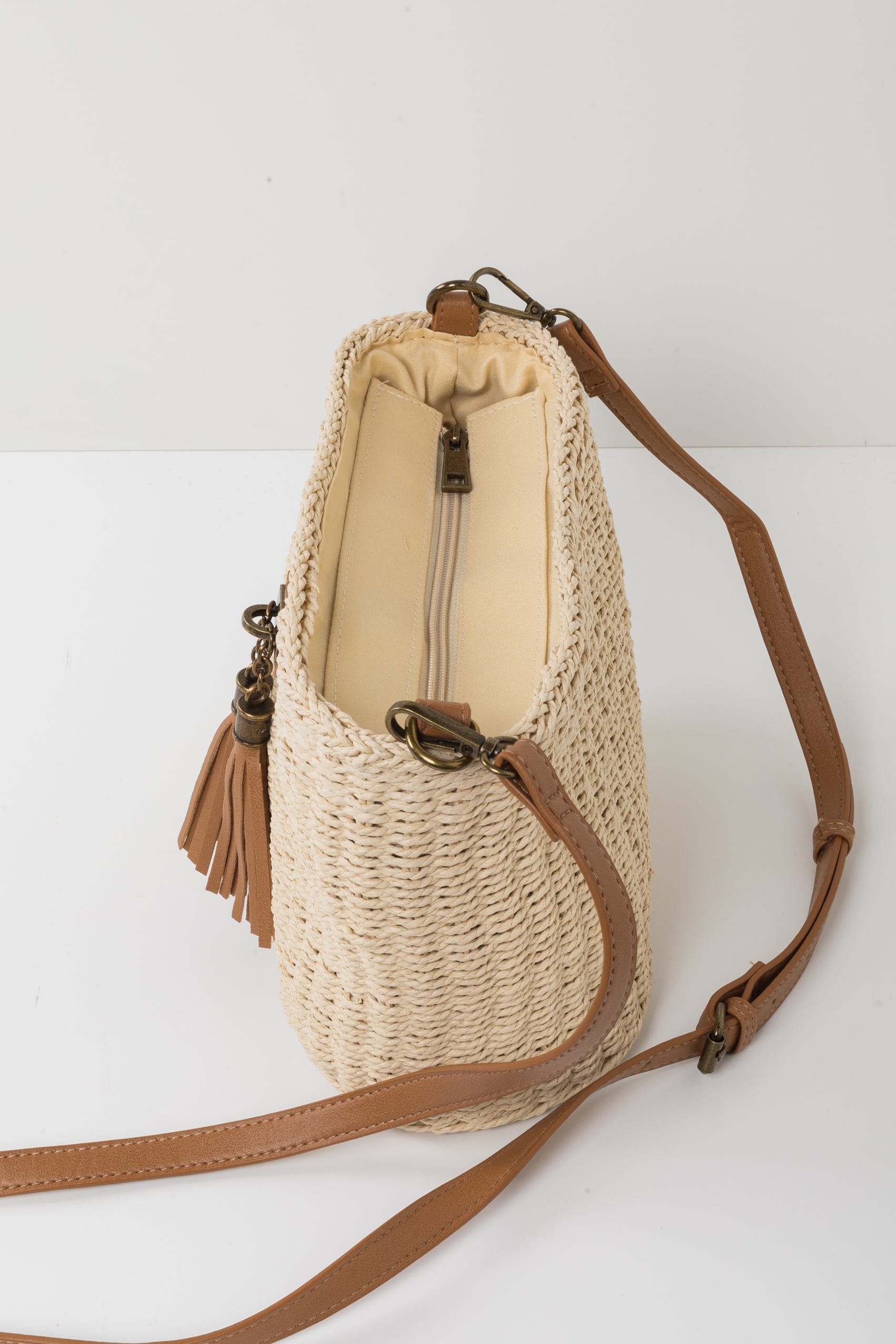 Straw on sale tassel bag